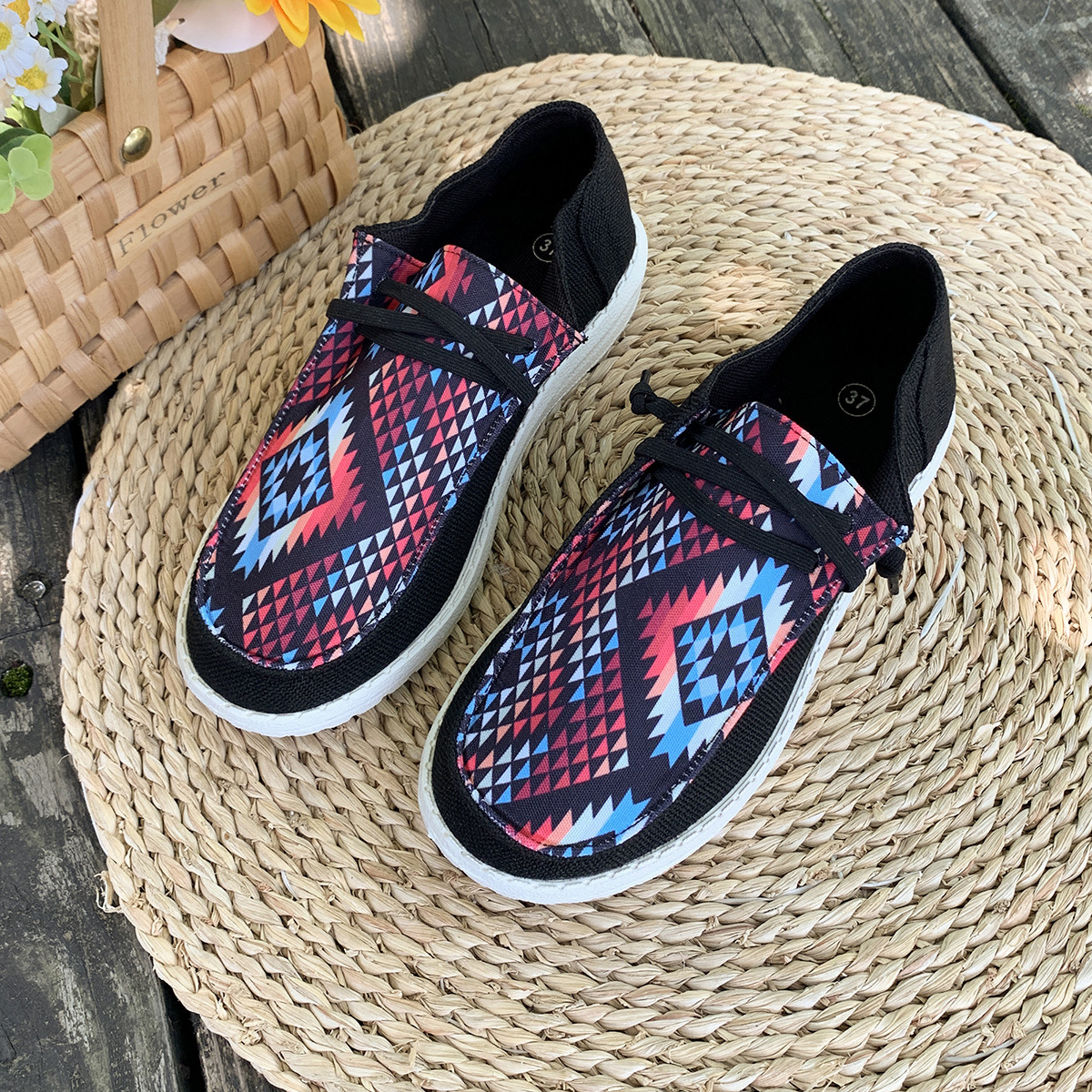 Women's canvas casual shoes